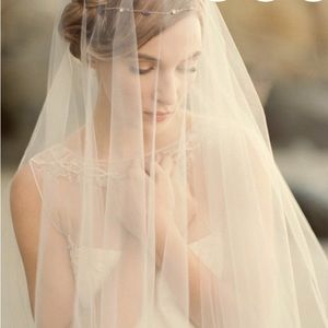 NWOT sheer drop bridal veil (54”) on a comb in ivory